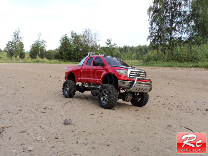 Tamiya Toyota Tundra на дороге