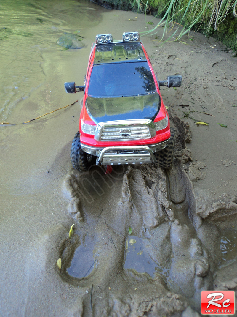 Радиоуправляемый внедорожние Tamiya Toyota Tundra в грязи