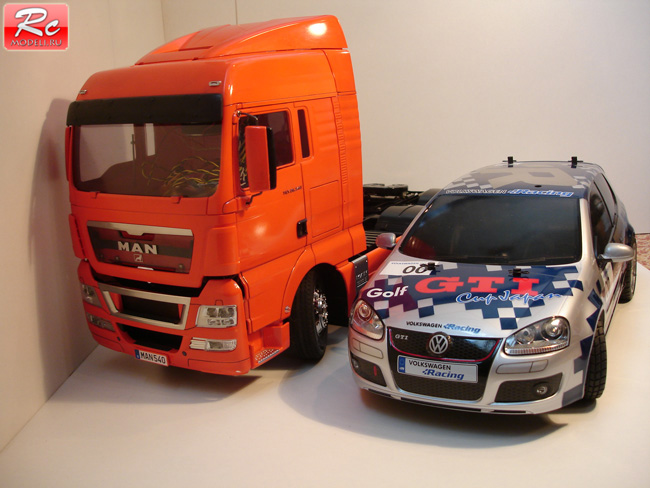 Tamiya MAN TGX 6x4 XLX 14-го масштаба и Tamiya Volkswagen Golf GTI 10-го масштаба