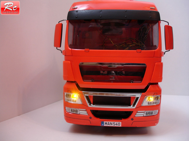 Rc грузовик Tamiya MAN TGX и включенные габариты