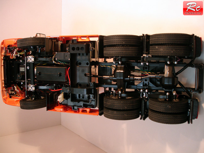 Радиоуправляемый грузовик Tamiya MAN TGX вид снизу